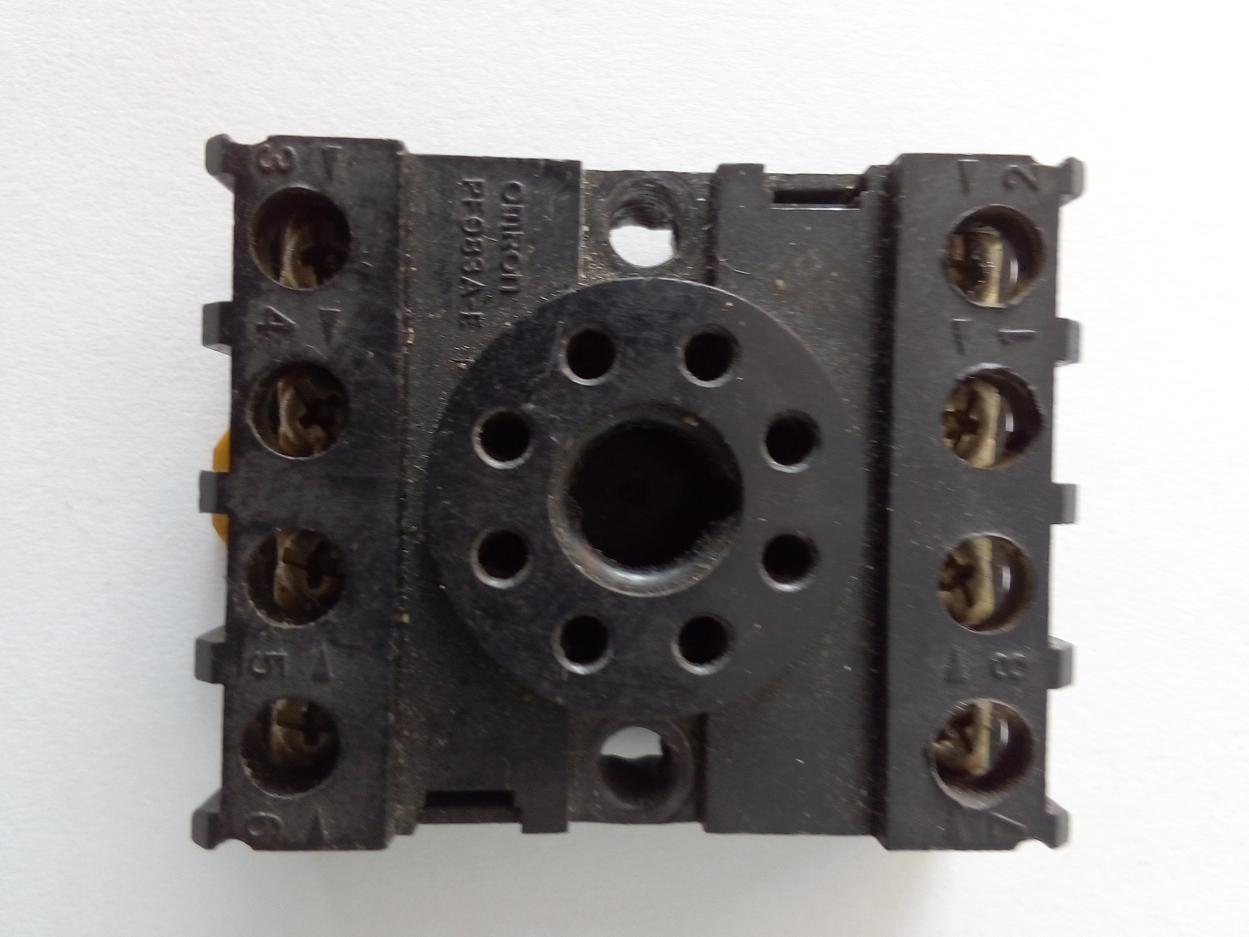 Base para Relevador Omron PF083A-E