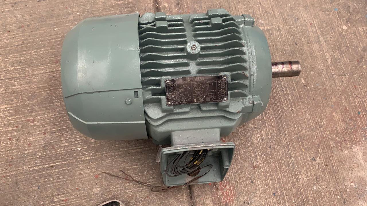 Motor de Corriente Alterna 7.5 HP Siemens 1LE220012AA114AA3