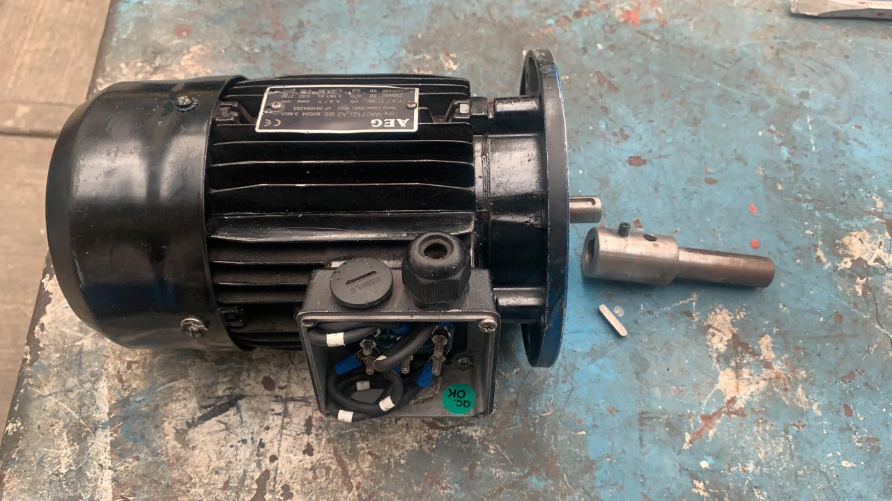 Motor de Corriente Alterna 0.9 KW AEG AMC71ZCA2