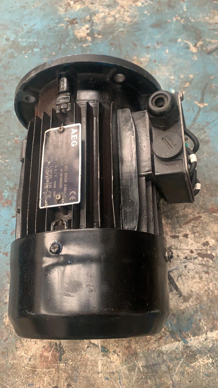 Motor de Corriente Alterna 0.9 KW AEG AMC71ZCA2