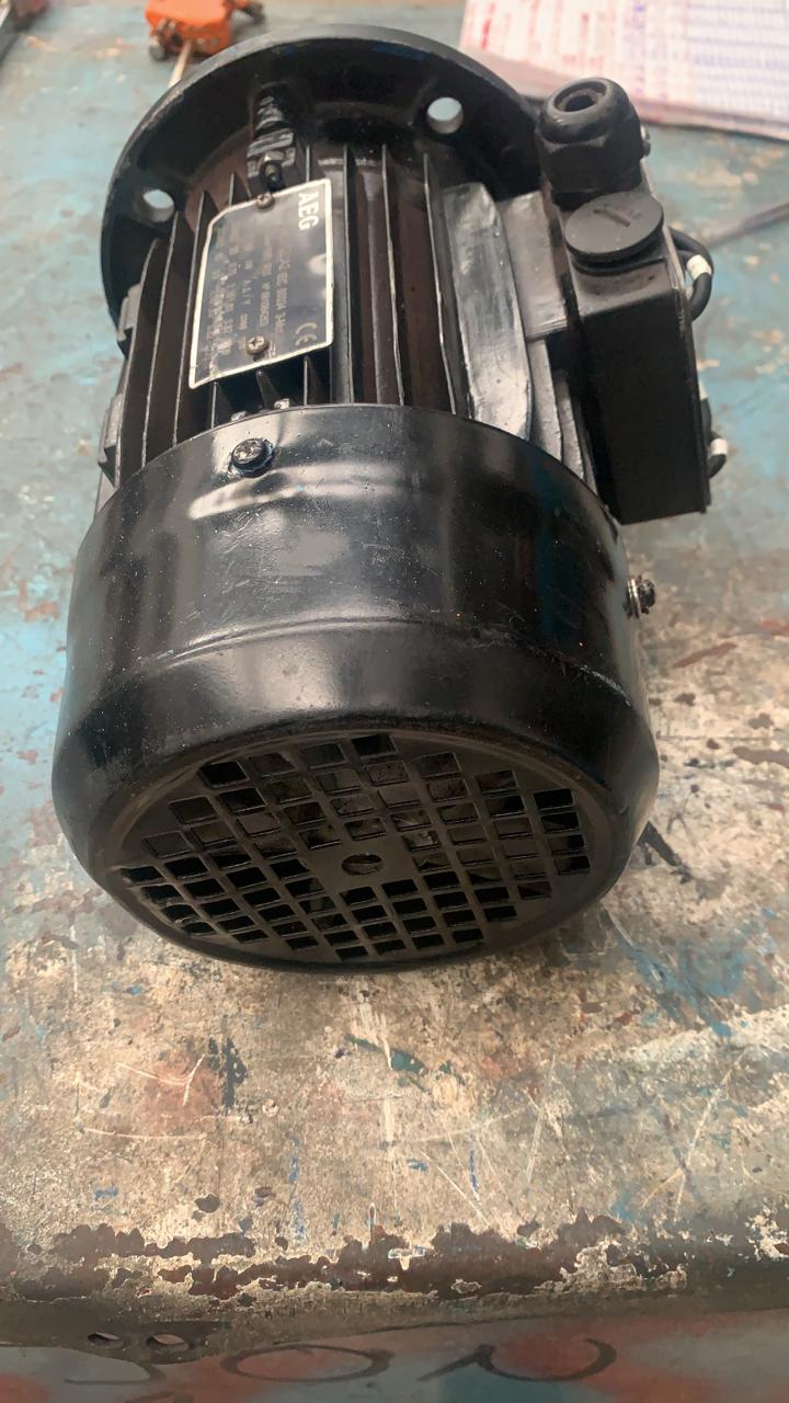 Motor de Corriente Alterna 0.9 KW AEG AMC71ZCA2