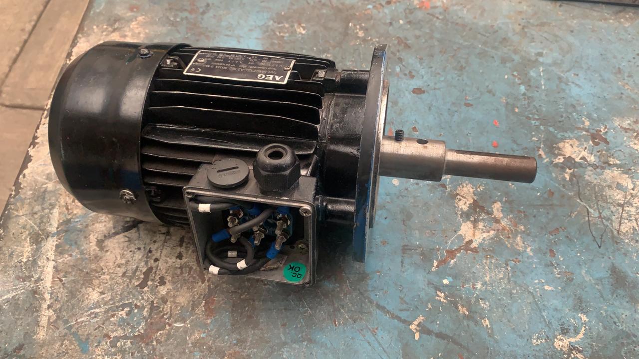 Motor de Corriente Alterna 0.9 KW AEG AMC71ZCA2